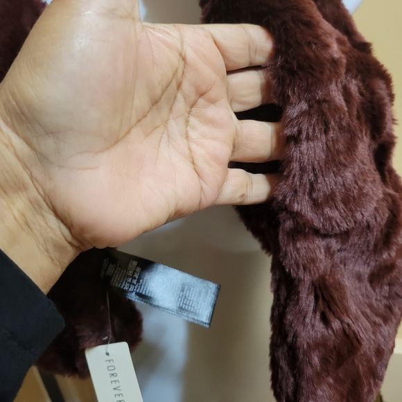 Forever 21 Faux Fur Burgundy Wine Colored Women's Scarf - Picture 6 of 6